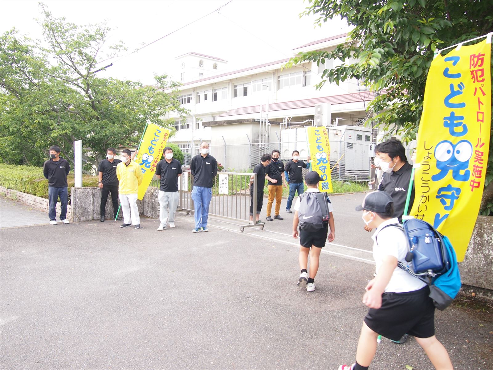 商工会青年部あいさつ運動 白石町立有明東小学校