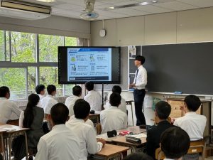 生徒たちに会社説明をする山口さん