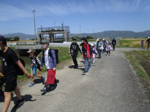 １年生とひょうたん島公園を目指します