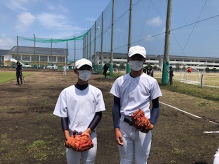 直接指導を受けた中学校野球部投手家入真史君（左）と坂口瑠星君