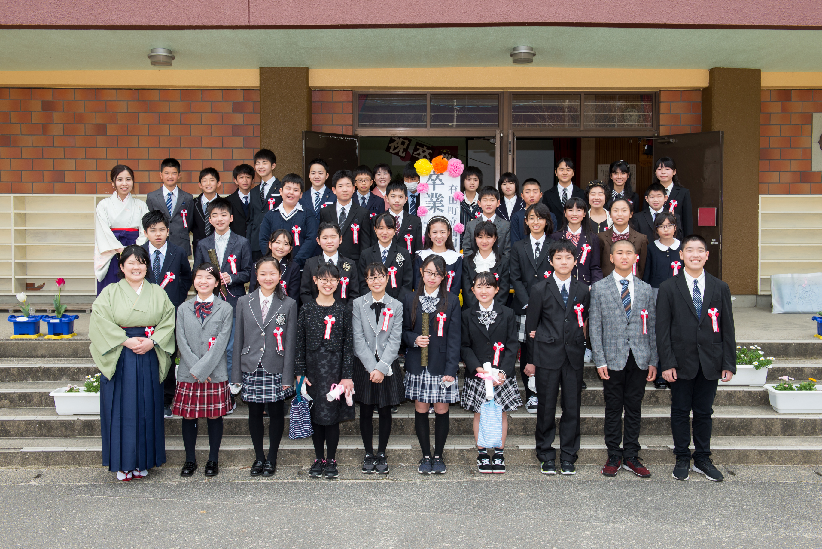 卒業式の集合写真を紹介します 有田町立曲川小学校
