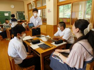 タブレットを使って七山のおいしい食べ物の紹介