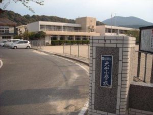校門と校舎 大山小学校