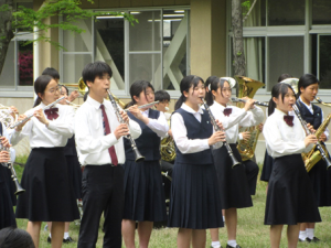 演奏する吹奏楽部