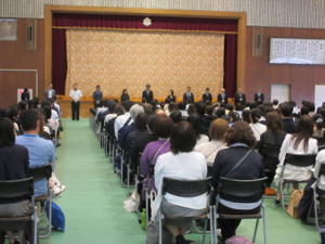 保護者の皆様に挨拶する各主任
