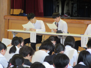 資料を基に丁寧に回答する生徒会役員