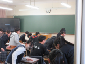 訓練自身の報を受け、落下物から頭を守る