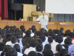 消火器の使用法を学ぶ生徒たち