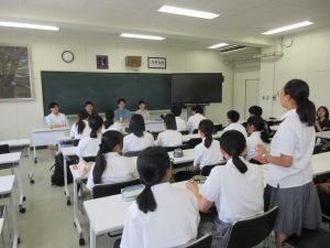 東京大学での研究について質問する生徒