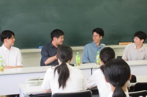 質問に丁寧に回答する本校卒業生