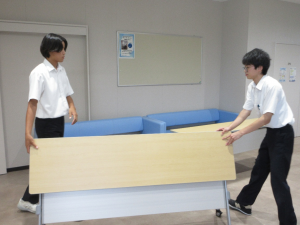 会場の設営を行う理想の星委員