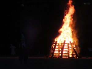 暗い中で燃え盛る炎