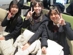 空港でポーズをとる生徒