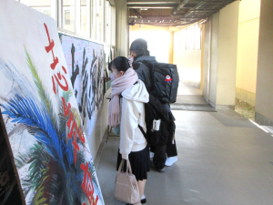 寄せ書きを見る３年生