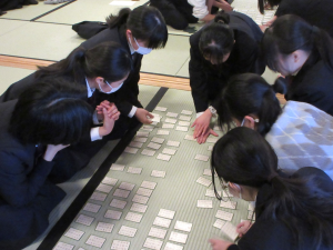 札を並べる１年生