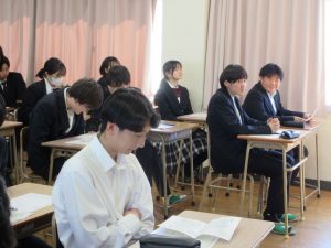 結果を眺める生徒たち