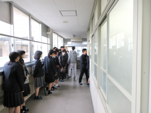 投票所の様子（廊下）