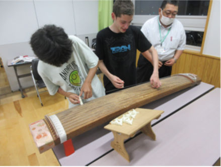 日本(にほん)の伝統楽器(でんとうがっき)「箏(こと)」の学習(がくしゅう)が始(はじ)まりました | 彩志学舎中学校