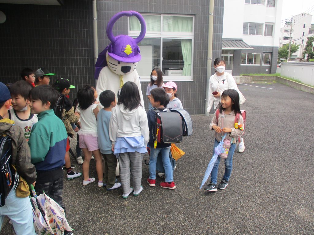 唐ワンくんが来てくれました 佐賀県唐津市立大志小学校