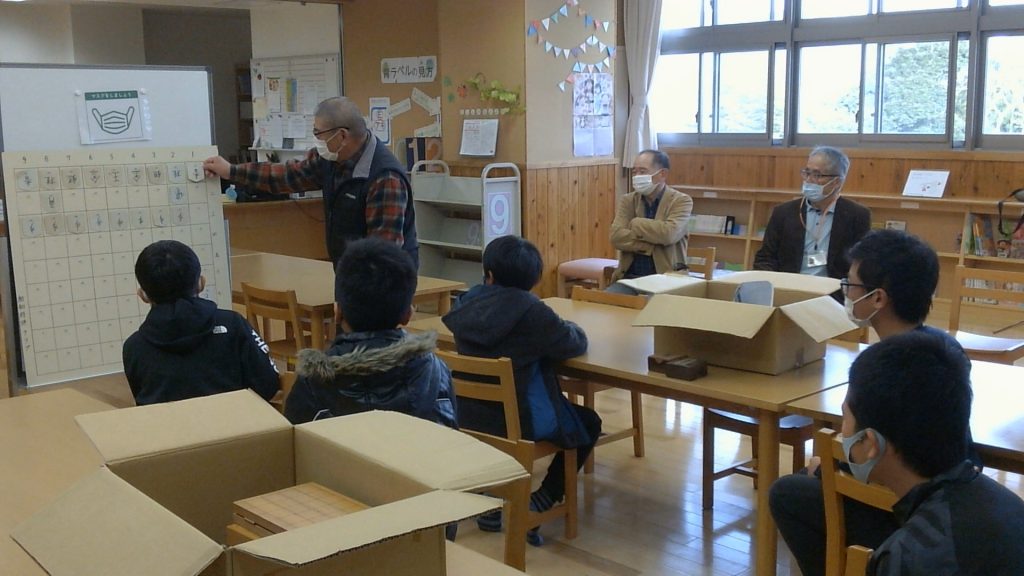 4年生 6年生 将棋の達人に挑む 多久市立東原庠舎中央校 4年生 6年生 将棋の達人に挑む 多久市立東原庠舎中央校