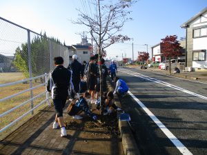 「通行する車に気を付けて！」という声を掛けながら活動しました